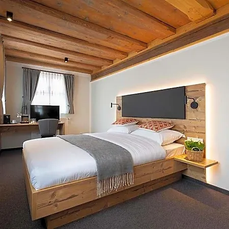 Aston's Hotel *