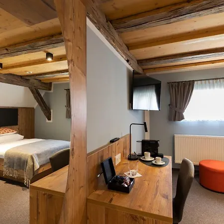 Aston's Hotel *
