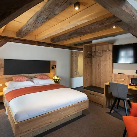 Aston's Hotel *